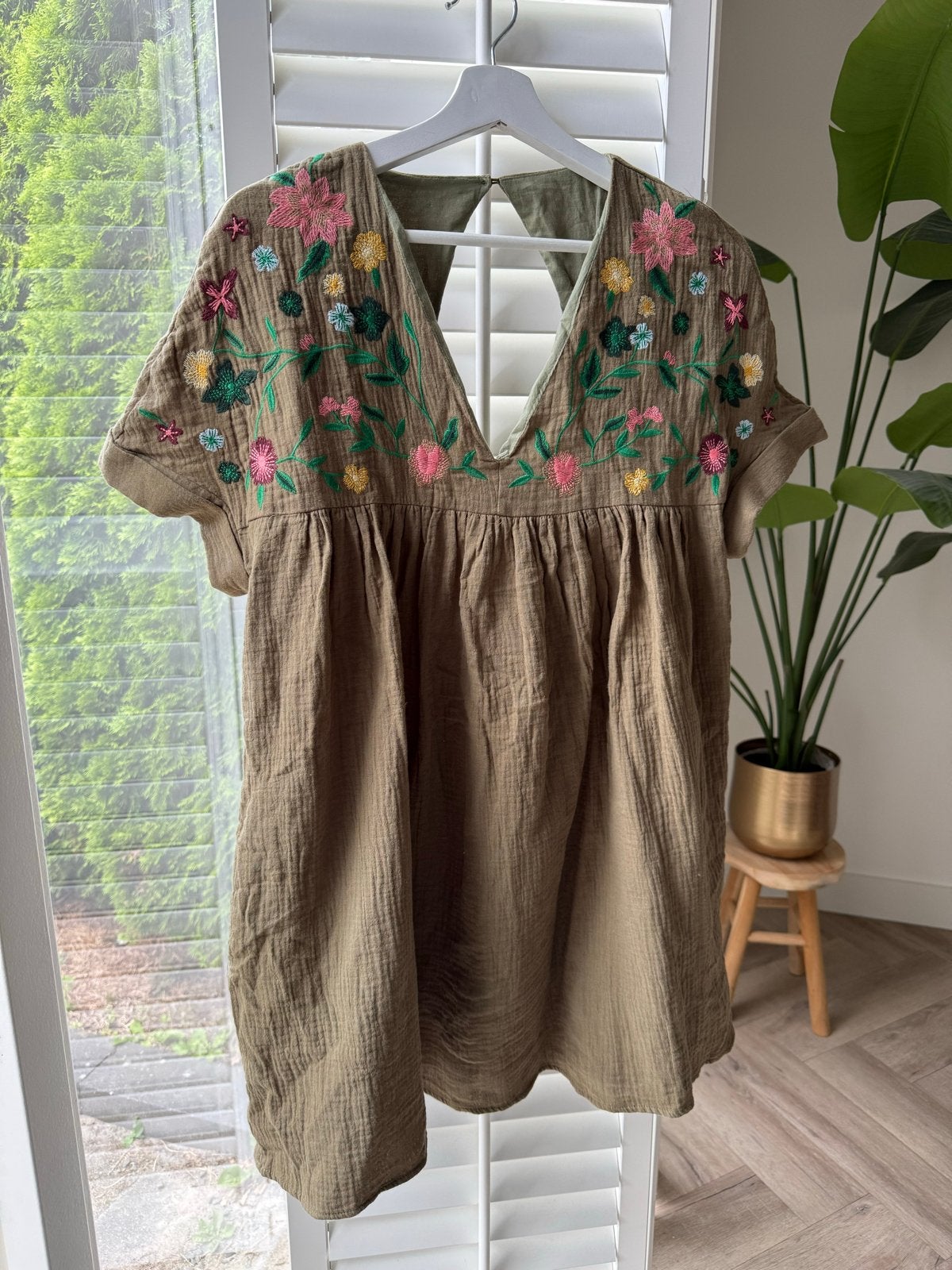 Khaki jurk met geborduurde bloemen en open rug, Maat 38/40 (M), Nieuw, Ophalen of Verzenden, Boven de knie