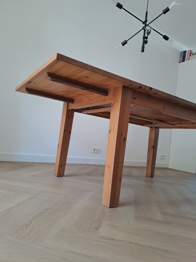 Uitschuifbare houten eettafel (rieten stoelen gratis erbij)