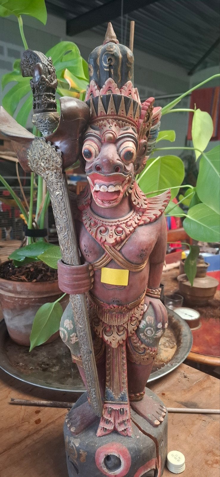 Antiek Balinees houten beeld met Kris, Antiek en Kunst, Gesneden, Indonesië, Meerkleurig, Beeld
