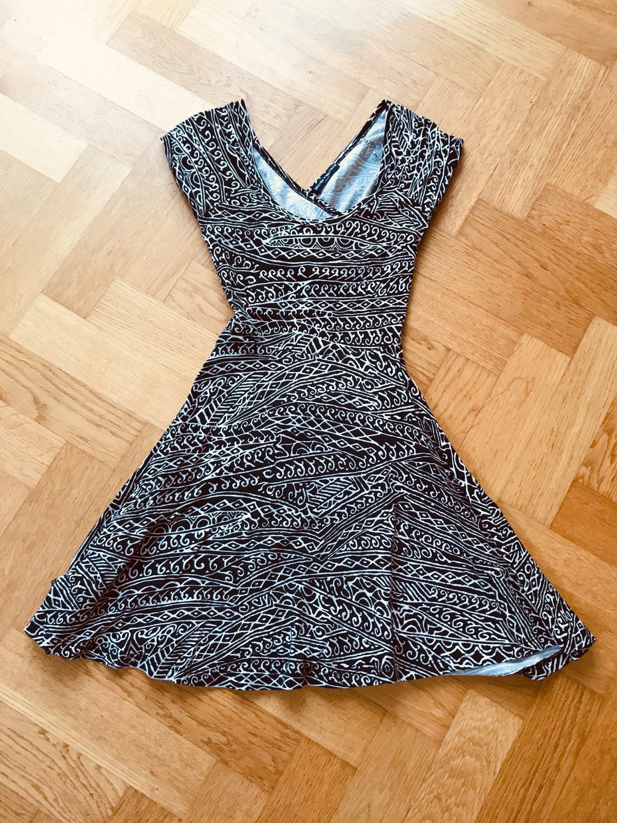 Zwart/witte Brandy Melville jurk (one size), Ophalen of Verzenden, Zo goed als nieuw, Boven de knie