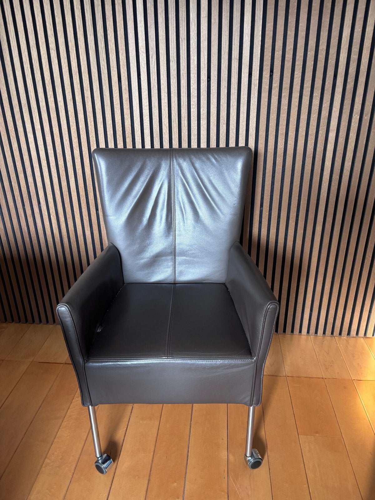 4 Comfortabele stoelen op wieltjes - Bruin leer - merk HVS, Huis en Inrichting, Ophalen, Gebruikt, Bruin, Leer