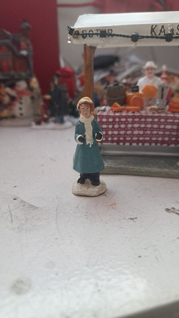 Vrouw met blauwe jas voor in het kerstdorp (Z260-26), Ophalen of Verzenden, Zo goed als nieuw