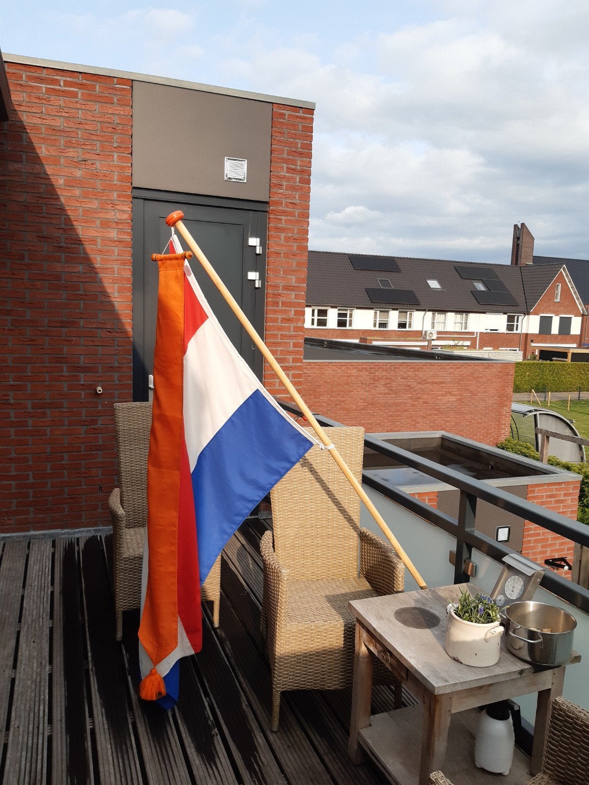 Nederlandse vlag, oranje wimpel en stok., Ophalen