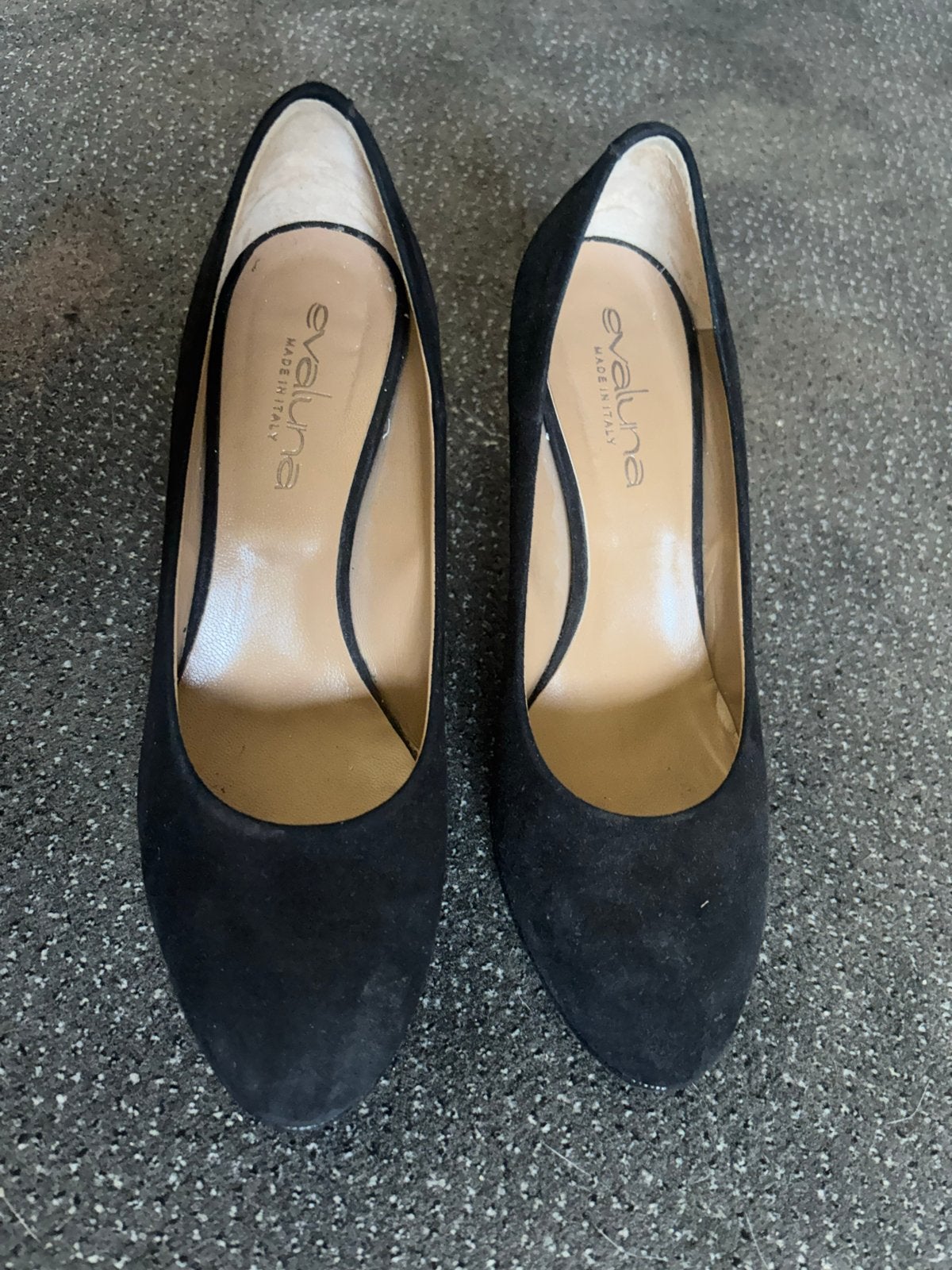Elegante zwarte suède pumps van Evaluna, maat 40, Kleding | Dames, Schoenen, Ophalen of Verzenden, Gedragen, Zwart, Pumps