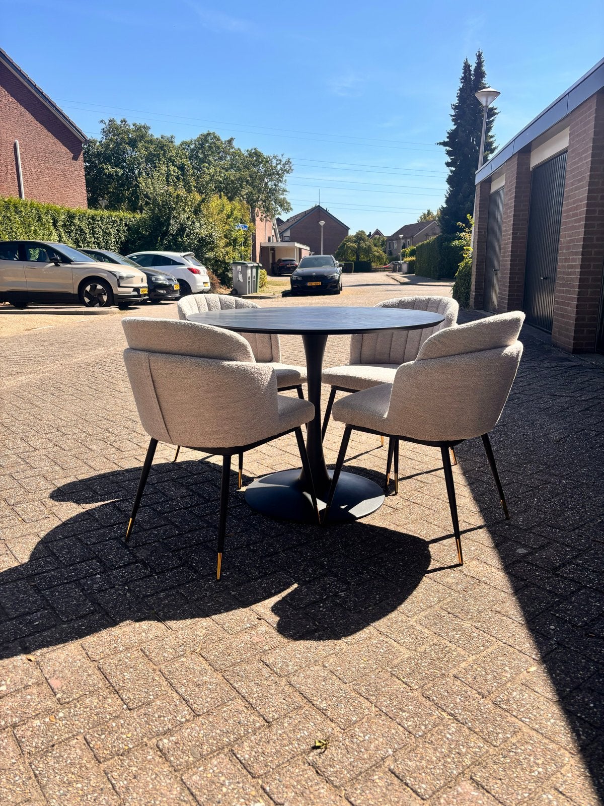 Moderne ronde eettafel met 4 gestoffeerde stoelen, Ophalen, 100 tot 150 cm, Rond, Zo goed als nieuw