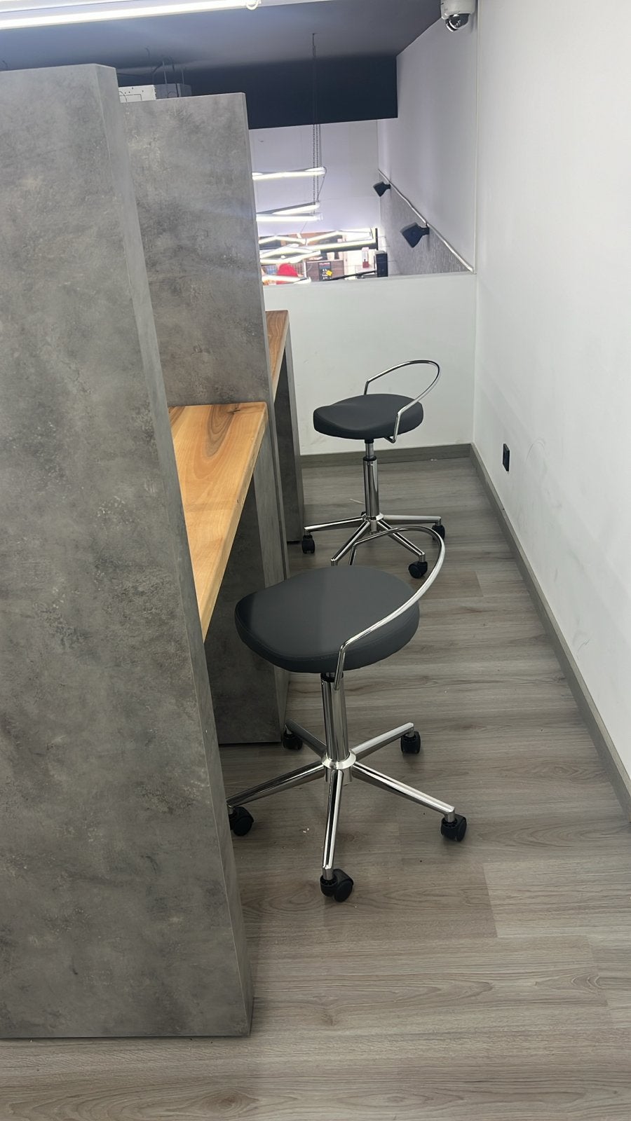 Moderne werkplekken met krukken en kappersstoelen, Werkplek, Ophalen of Verzenden, Gebruikt, Bureau