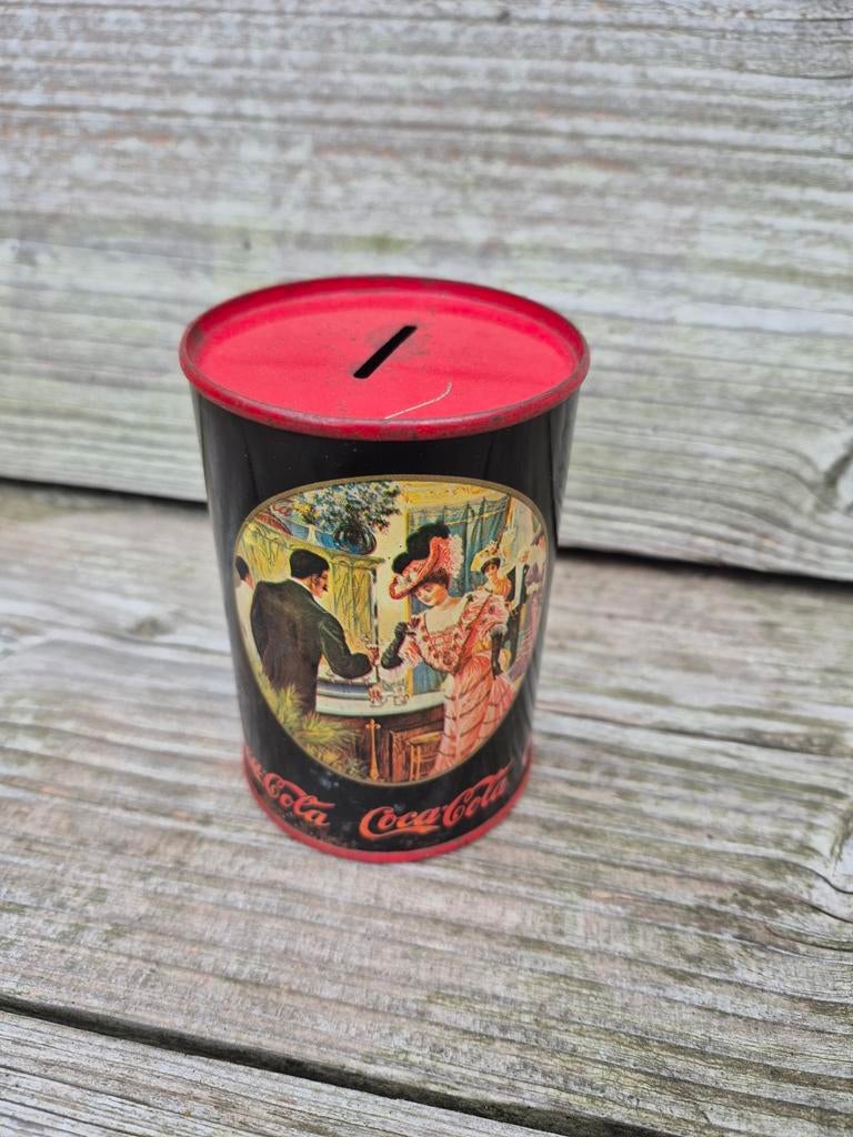 Coca Cola spaarpot, Verzamelen, Spaarpotten, Ophalen of Verzenden, Zo goed als nieuw, Metaal of Blik, Overige thema's