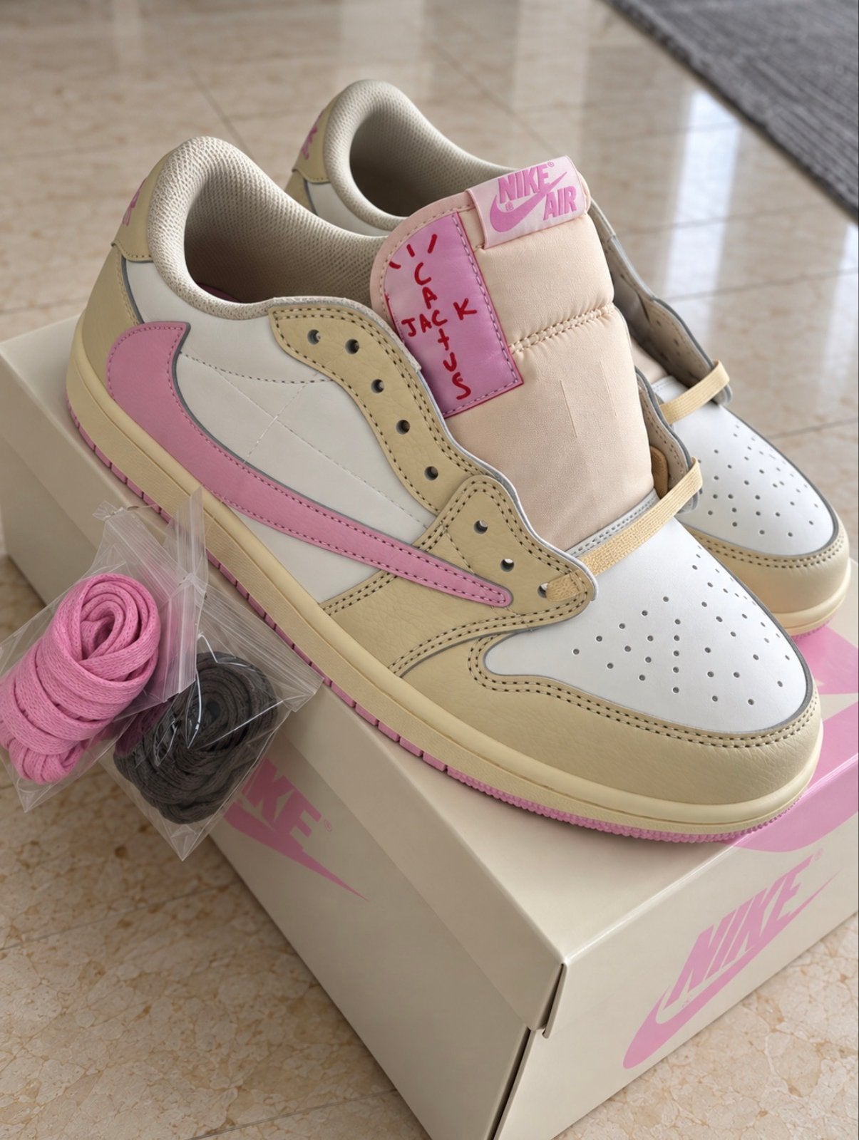 Nike Air Jordan 1 Low OG SP Travis Scott 'Shy Pink' (Maat 43, Ophalen of Verzenden, Nieuw, Overige kleuren, Sneakers of Gympen