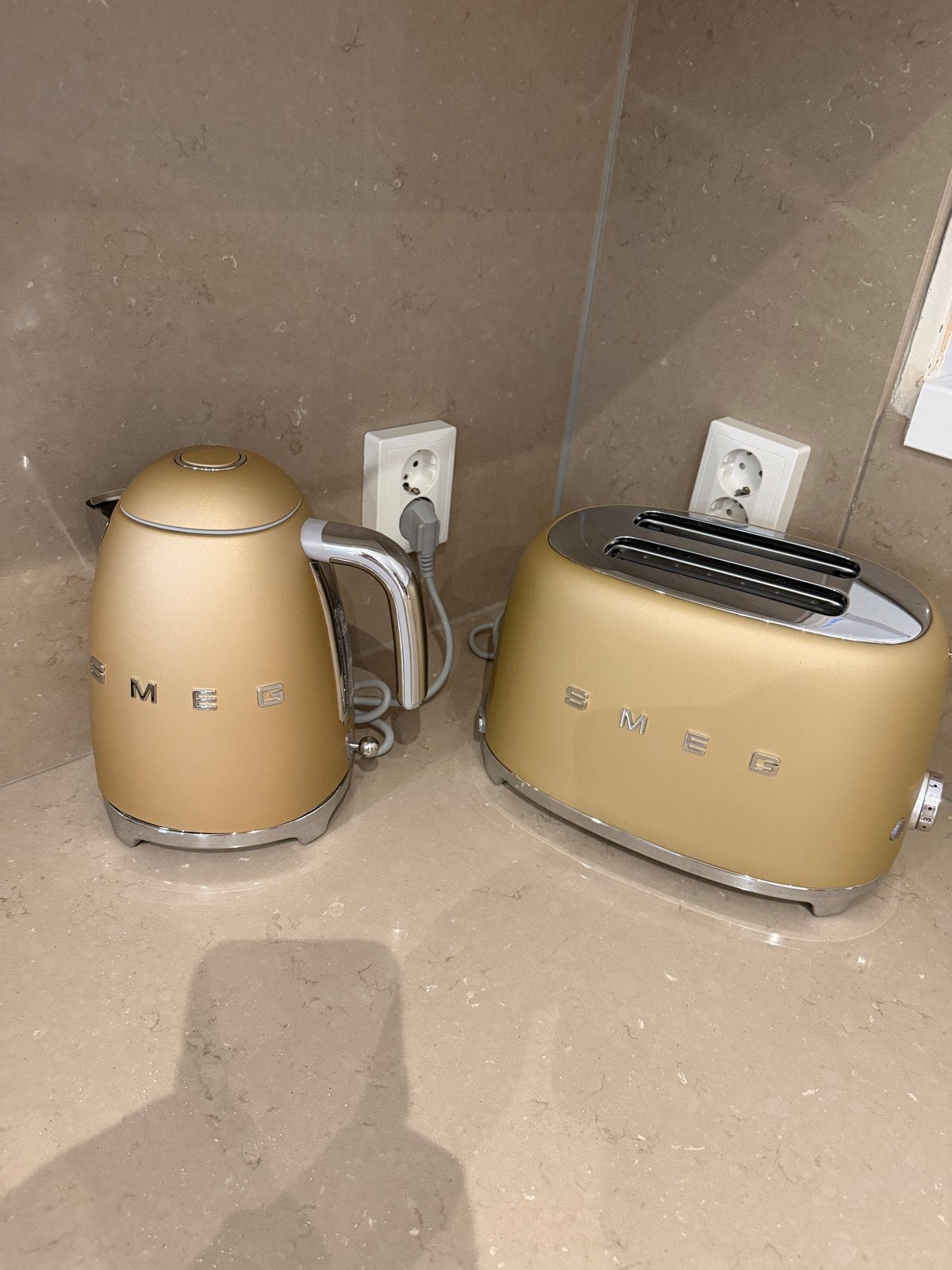 Smeg Waterkoker en Broodrooster Set - Goud nieuw ongebruikt!, 1 tot 2 liter, Ophalen, Nieuw, Rvs