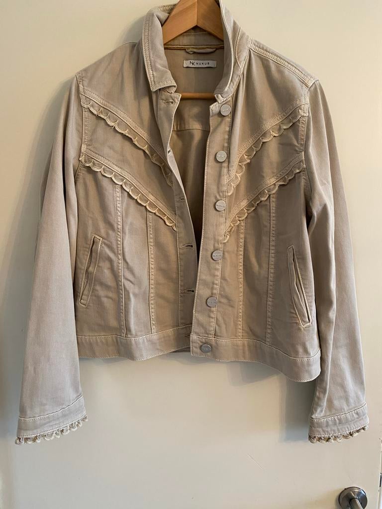 Nukus beige spijkerjasje met kanten details, Ophalen of Verzenden, Zo goed als nieuw, Maat 38/40 (M), Beige