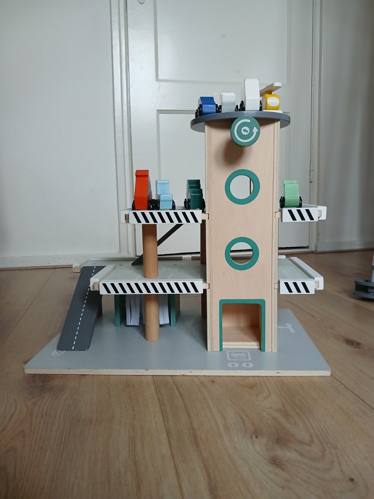 Houten Parkeergarage met Auto's - Zo goed als nieuw, Kinderen en Baby's, Ophalen, Zo goed als nieuw