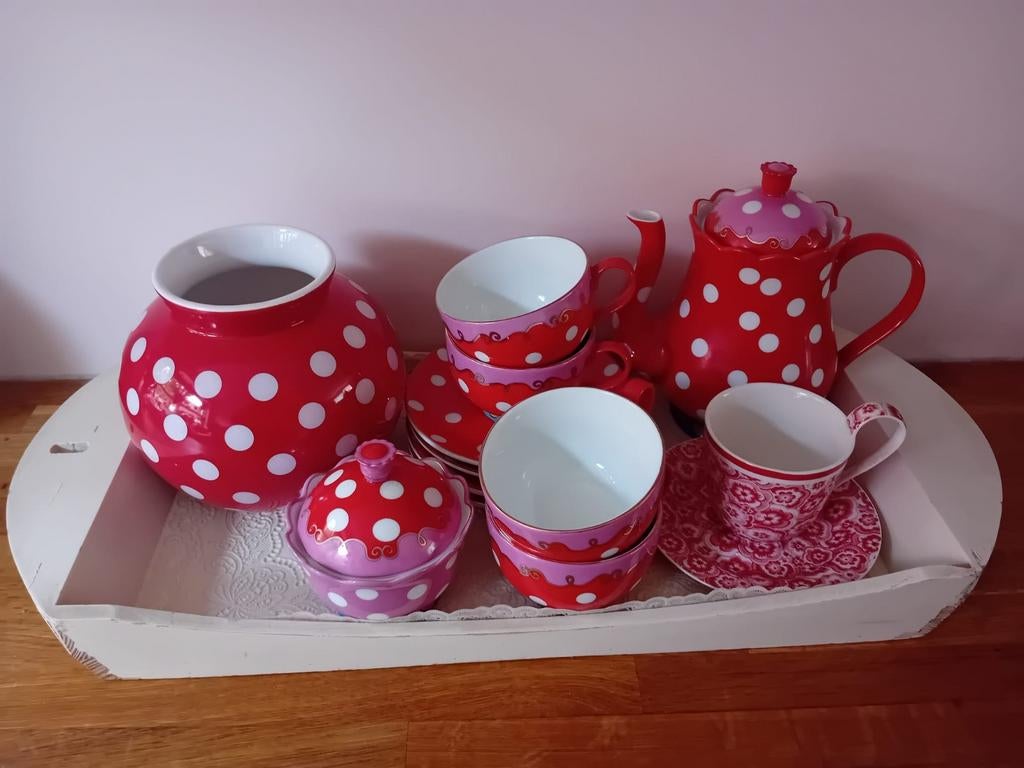 Compleet servies set rood met witte stippen, Ophalen, Keramiek, Zo goed als nieuw, Overige stijlen