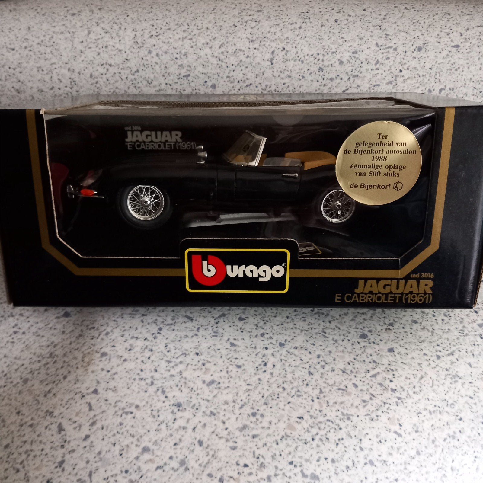 Jaguar E-type Roadster Bburago zwart Bijenkorf uitg., Hobby en Vrije tijd, Ophalen of Verzenden, Nieuw, Bburago