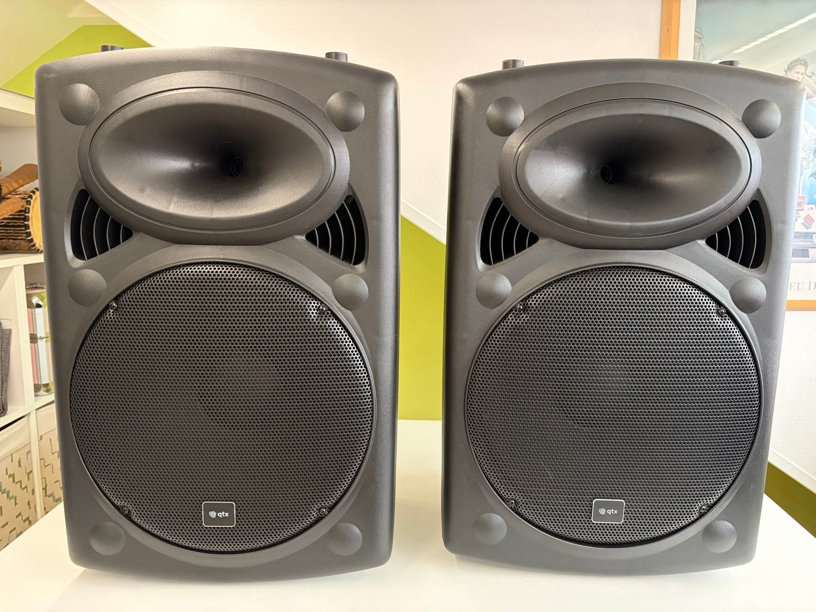 Qtx QR15K speakerset met standaards en hoezen, Audio, Tv en Foto, Luidsprekers, Gebruikt, Inclusief kabels, Speakerset, Ophalen