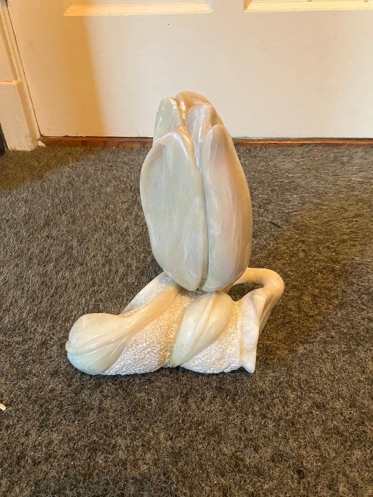 beeld albast bloem tulp, Antiek en Kunst, Ophalen of Verzenden, Overige materialen, 20 - 50 cm, Flora
