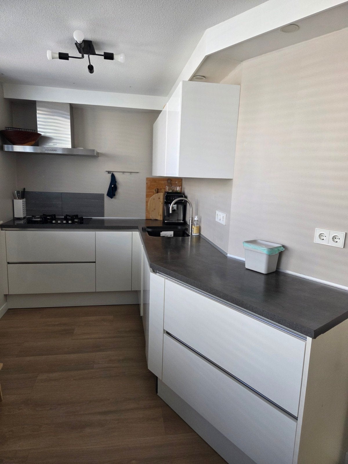 Witte hoogglans keuken met kwaliteit merk-apparatuur, Ophalen, Gebruikt, Wit, Hoekkeuken