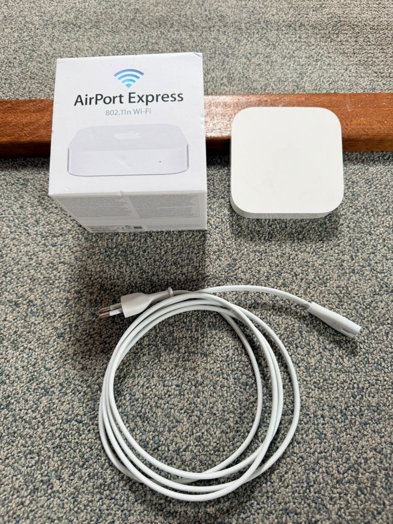Complete Apple AirPort Express (2e generatie), Computers en Software, Routers en Modems, Ophalen of Verzenden, Zo goed als nieuw