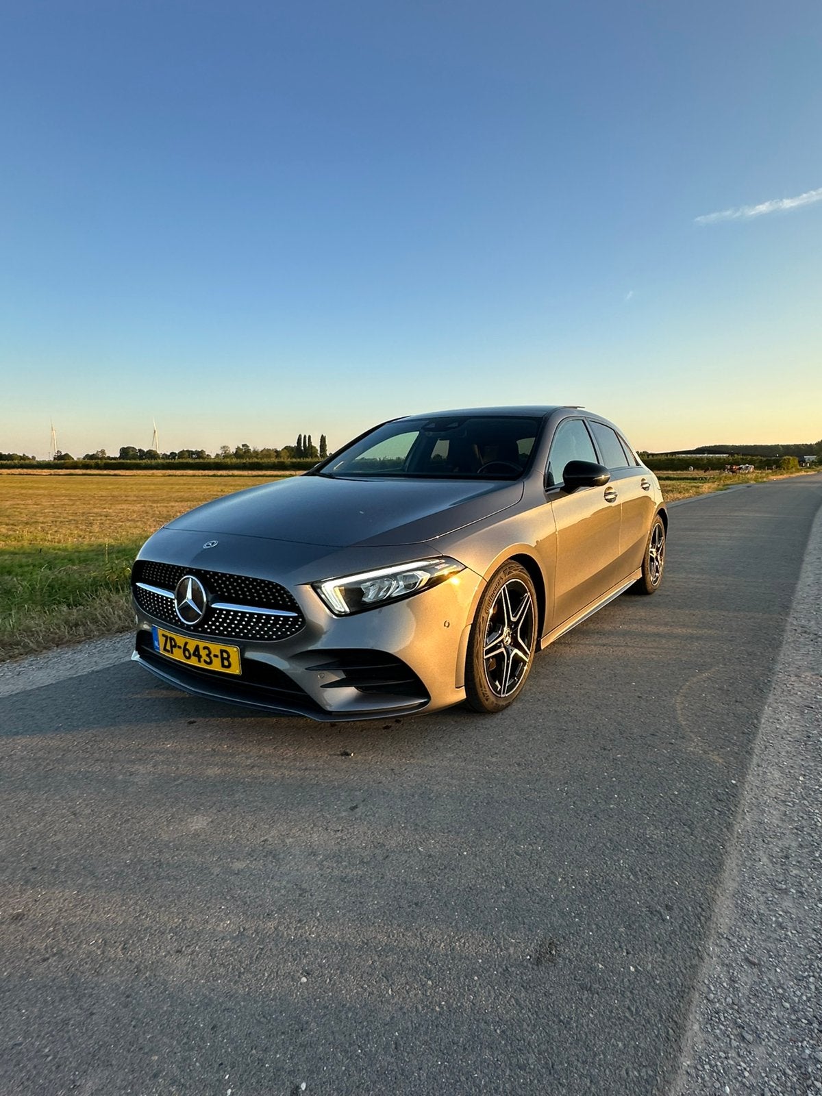 Mercedes-Benz A-Klasse A 180 pano dealer 7G-DCT 2019 Grijs, Auto's, 136 pk, 680 kg, 4 cilinders, Origineel Nederlands