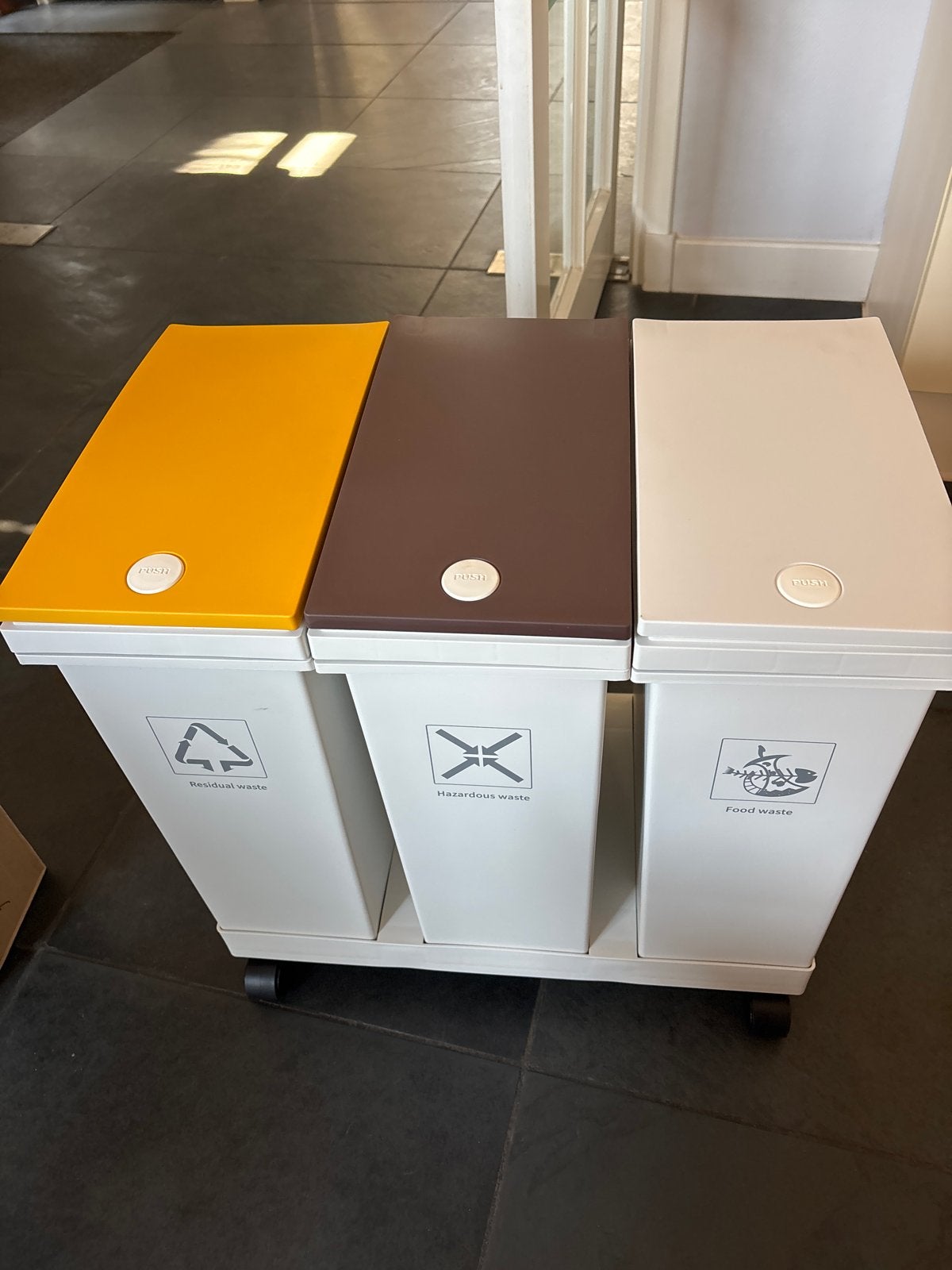 Prullenbak met 3 vakken voor afvalscheiding, Huis en Inrichting, Woonaccessoires | Prullenbakken, 50 – 75, Kunststof, Nieuw, 40 liter of meer