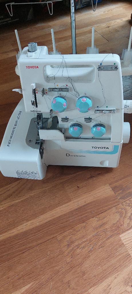 Lockmachine Toyota, Hobby en Vrije tijd, Naaimachines en Toebehoren, Gebruikt, Lockmachine, Overige merken, Ophalen