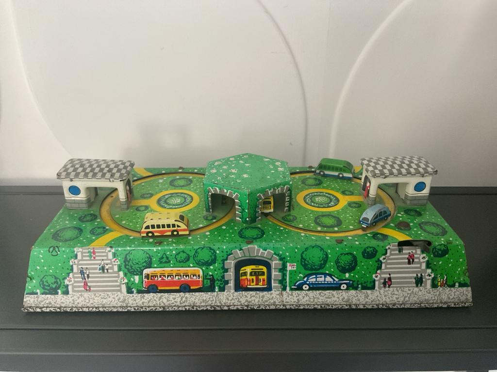 Vintage blikken speelgoedbaan met auto's en bussen, Verzamelen, Speelgoed, Ophalen of Verzenden, Gebruikt