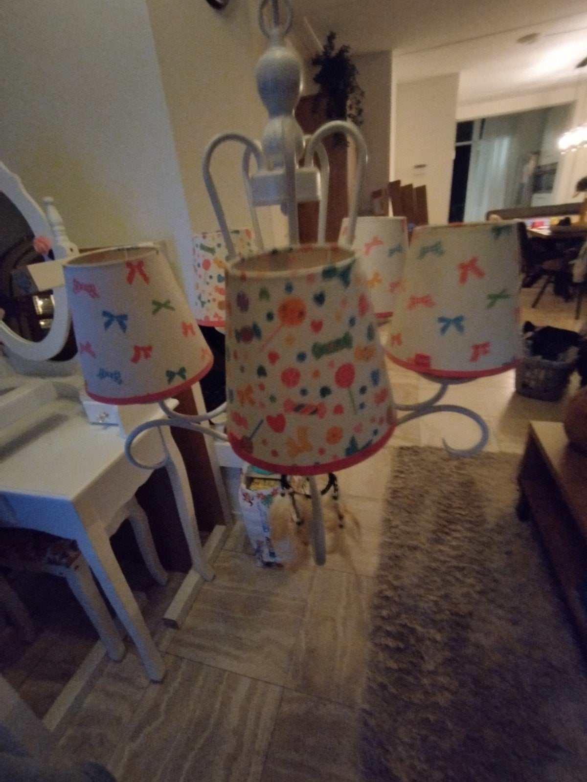 GRATIS Leuke kinderlamp met vrolijke kapjes, Ophalen, Kindvriendelijk, Speels, Gebruikt, E14 (klein)
