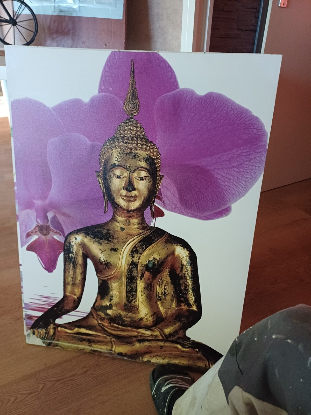 Boeddha schilderij met paarse orchideeën, Ophalen of Verzenden, Zo goed als nieuw, Schilderij, 75 – 100