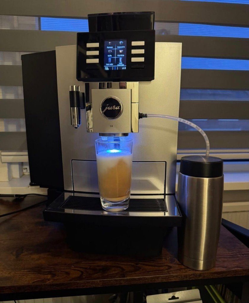 jura X8, met recente onderhoudsbeurt, melkkan cooler en div., Ophalen, 10 kopjes of meer, Afneembaar waterreservoir, Gemalen koffie