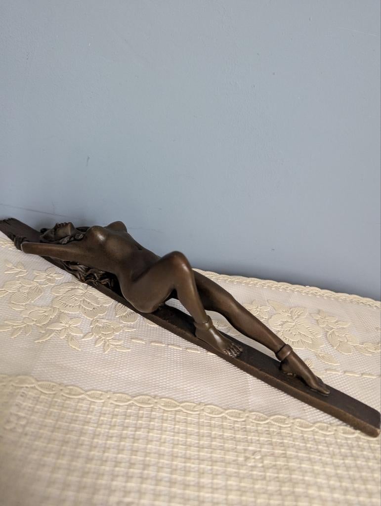 Art Deco bronzen beeld van liggende vrouw, gesigneerd, Antiek en Kunst, Kunst | Beelden en Houtsnijwerken, Art deco, Gemerkt, Ophalen of Verzenden