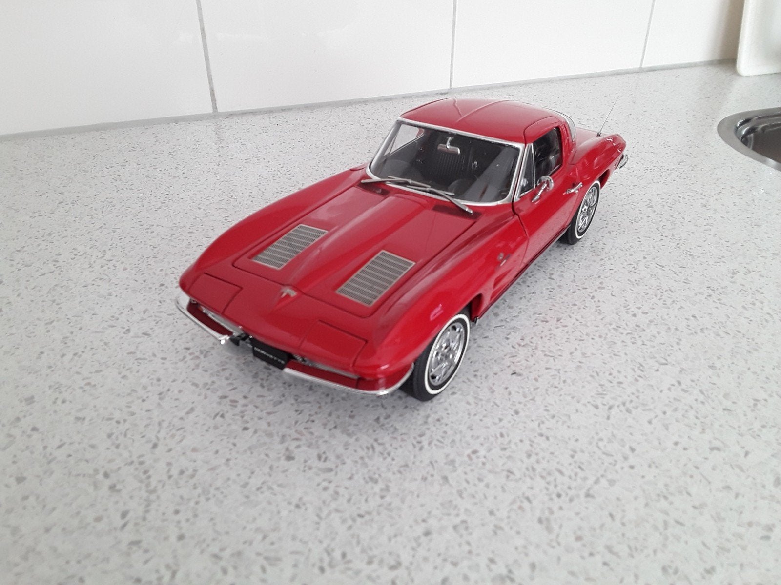 Modelauto Autoart 1 op 18, Hobby en Vrije tijd, Modelauto's | 1:24, Ophalen of Verzenden, Zo goed als nieuw