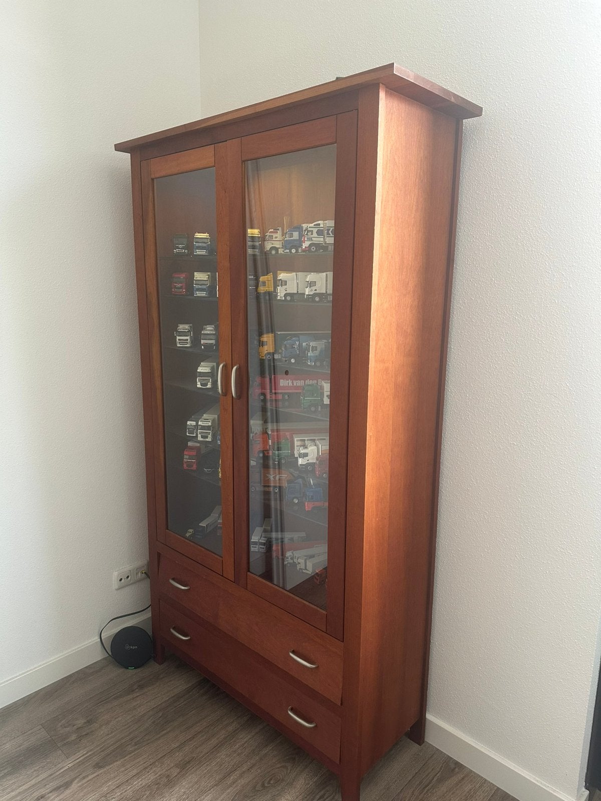 Mooie vitrinekast, Huis en Inrichting, Kasten | Vitrinekasten, Ophalen, 100 tot 150 cm, Zo goed als nieuw, Kersenhout