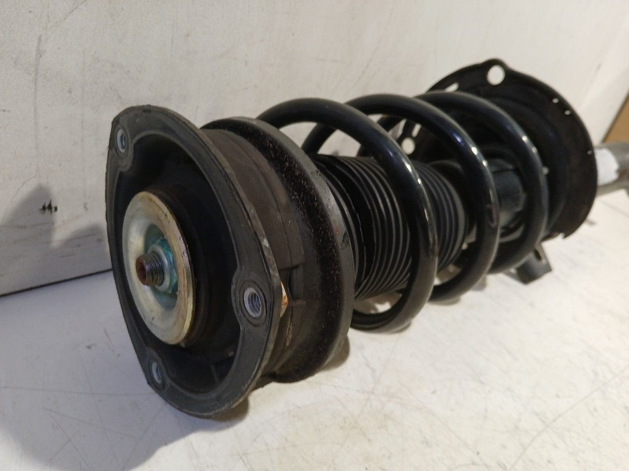 Veerpoot links voor Volkswagen Passat, Auto-onderdelen, Onderdelen@venauto.nl, Van der Ven Autorecycling B.V., Gebruikt, Ettenseweg 76, 4706 PB Roosendaal, The Netherlands