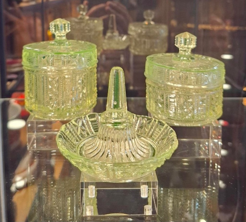 Set in Uranium glas., Ophalen of Verzenden
