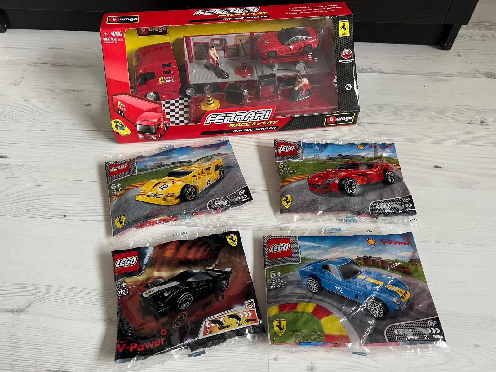 Ferrari Race & Play Racing Hauler + 4 LEGO Shell V-Power, Ophalen of Verzenden, Nieuw, Overige merken