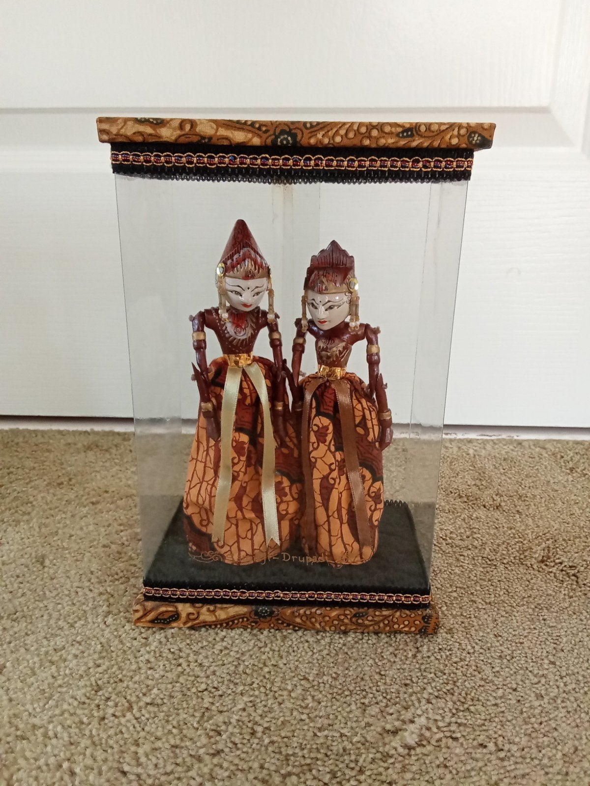 Indonesische Wayang Golek poppen in vitrine, Bruin, Indonesië, Pop, Handgemaakt