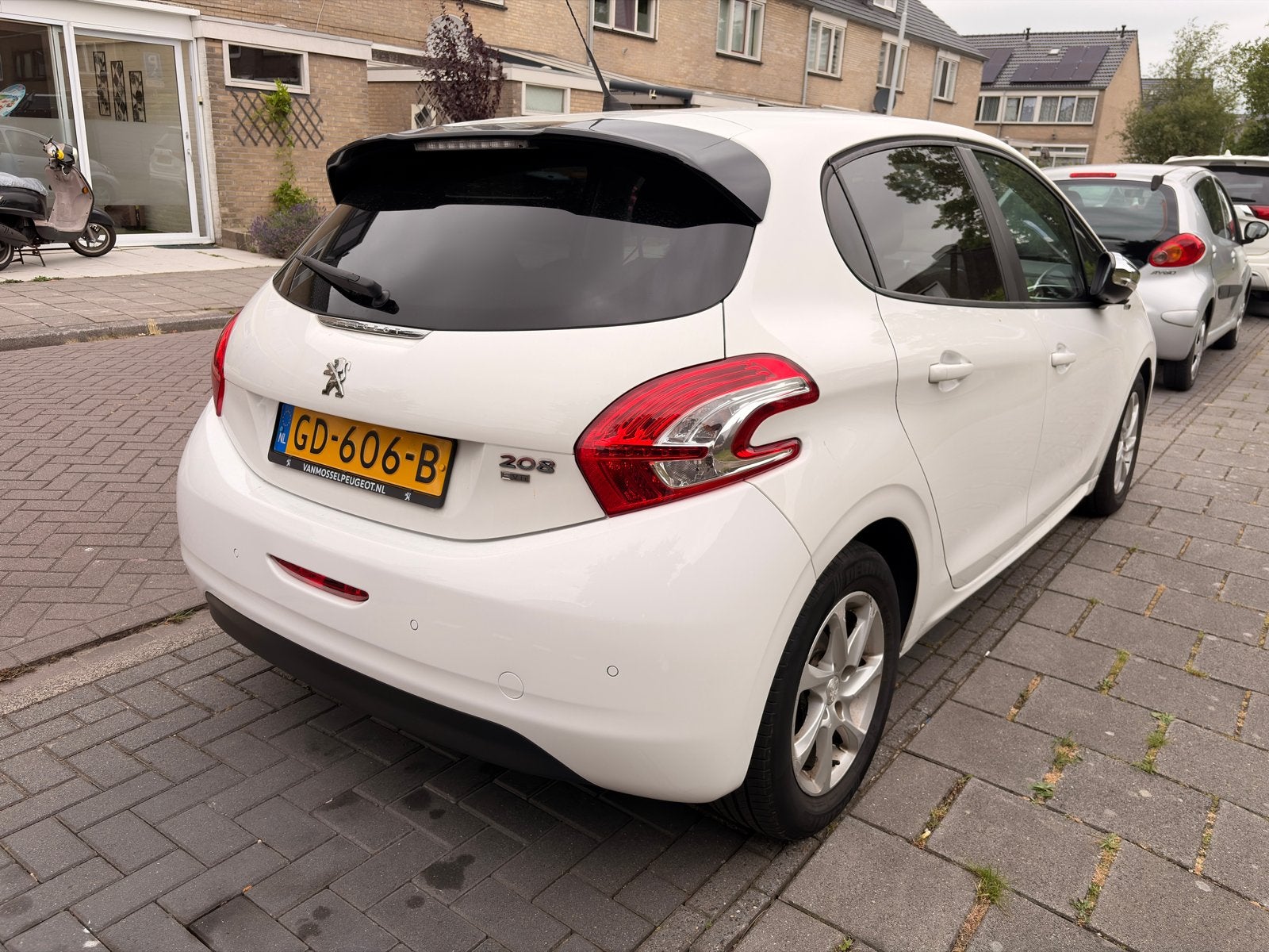 Peugeot 208 1.2 VTI 60KW 5-D 2-TR 2015 Wit, Auto's, Peugeot, 40 €/maand, 1199 cc, Wit, Origineel Nederlands