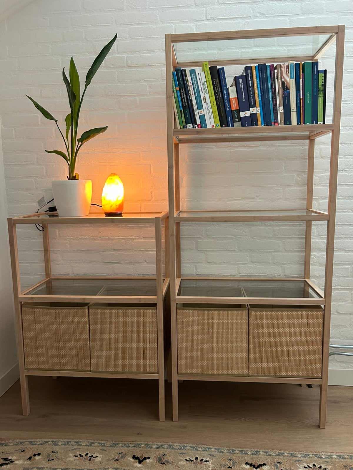 Set van twee stellingkasten/vitrinekasten + 4 bamboe manden, Ophalen, Zo goed als nieuw