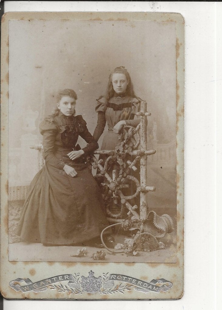 Kabinetsfoto Rotterdam Twee jonge vrouwen bij een hekje, Ophalen of Verzenden, Voor 1920, Ongelopen, Zuid-Holland