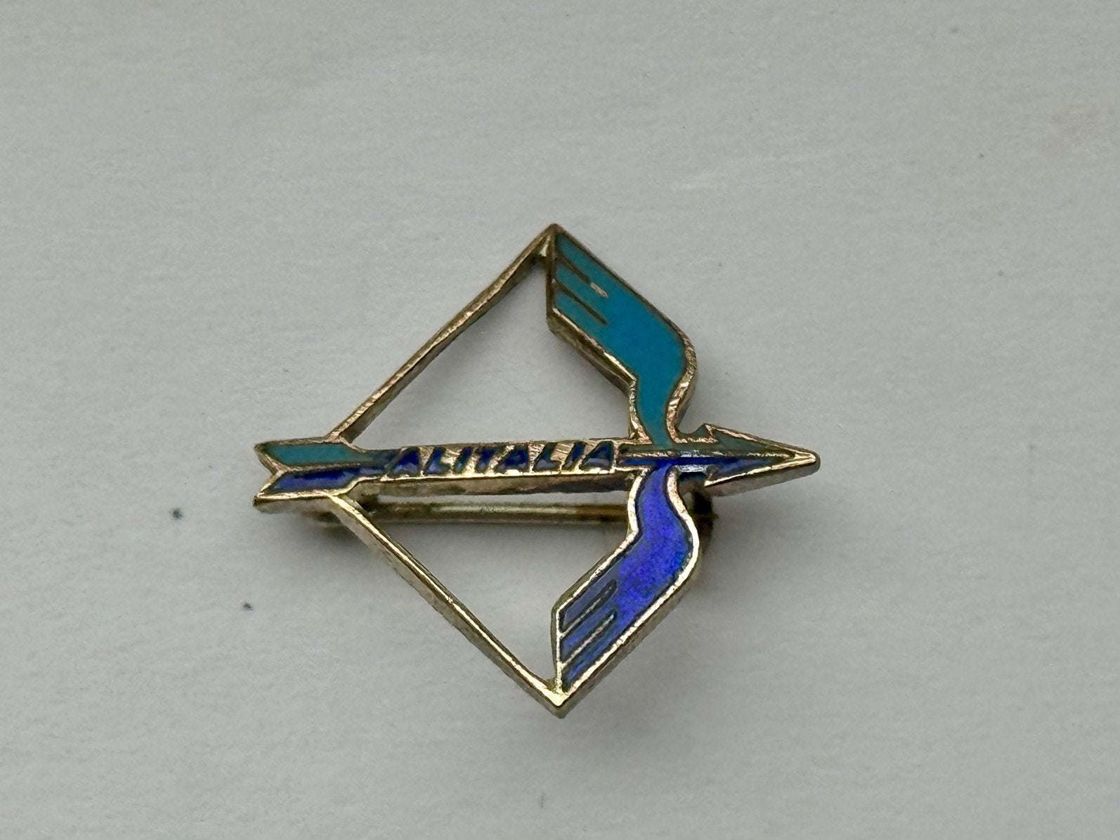 Emaille Broche Italiaanse luchtvaart maatschappij  Alitalia, Verzamelen, Speldjes, Pins en Buttons, Ophalen of Verzenden, Zo goed als nieuw