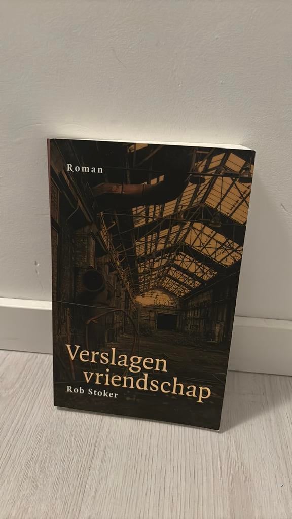 Rob Stoker - Verslagen vriendschap, Ophalen of Verzenden, Zo goed als nieuw, Rob Stoker