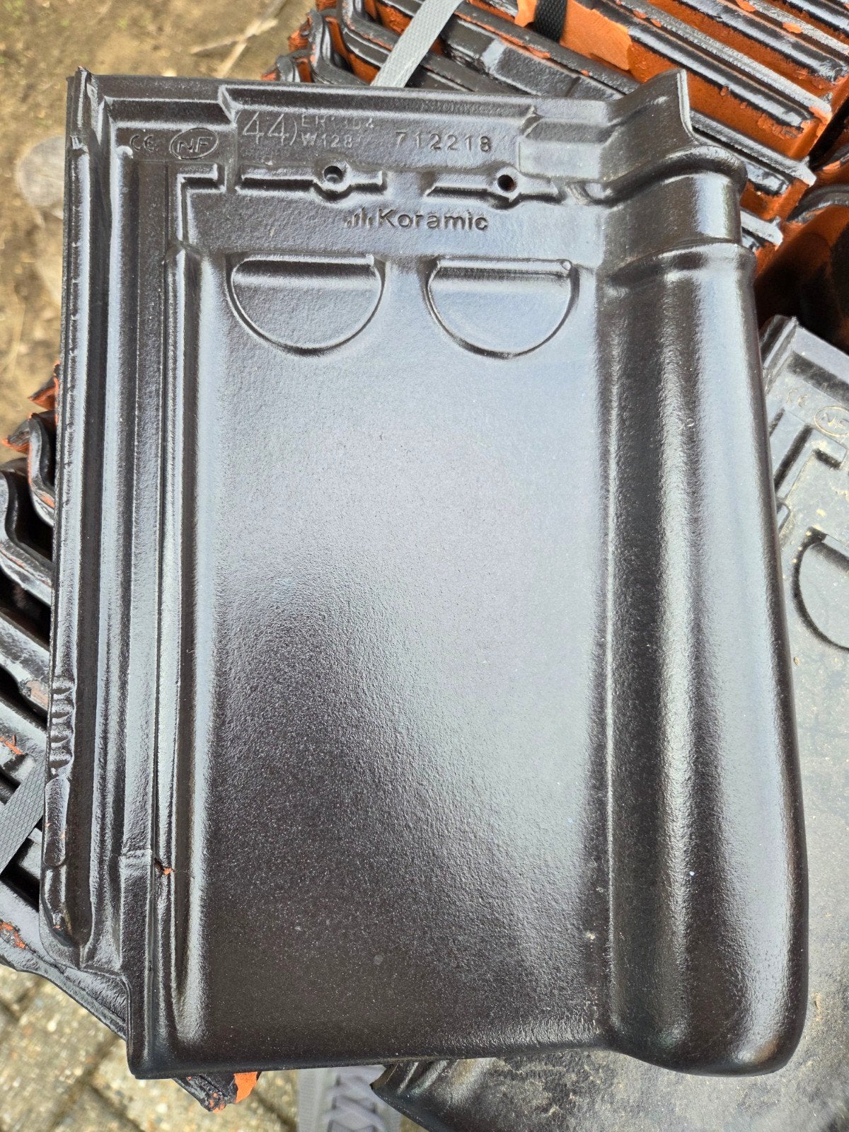 300 Koramic zwarte keramische dakpannen 30x21 cm, Doe-het-zelf en Verbouw, Gebruikt, Steen of Klei, Zwart, Ophalen of Verzenden