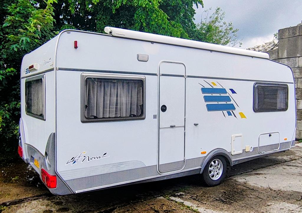 Hymer Eriba Nova 540 B met Mover, Airco, Luifel en Voortent, Caravans en Kamperen, Caravans, Rondzit, Vast bed, Schokbreker, Particulier