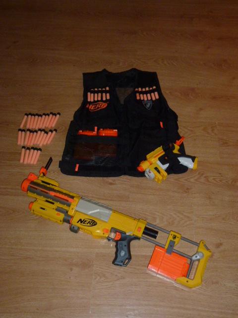 Nerf collectie inclusief pijlen en hesje, Ophalen of Verzenden, Zo goed als nieuw
