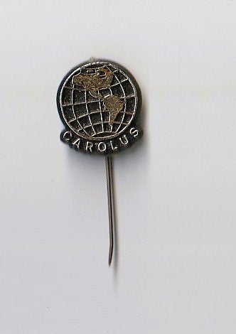 kunststof speld Carolus met wereldbol, Verzamelen, Ophalen of Verzenden, Overige onderwerpen, Speldje of Pin