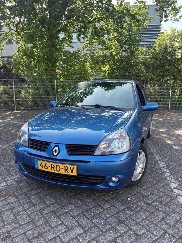 Renault Clio 1.4 16V Autbas E3 2005 Blauw, Auto's, Voorwielaandrijving, 40 €/maand, 4 cilinders, Blauw