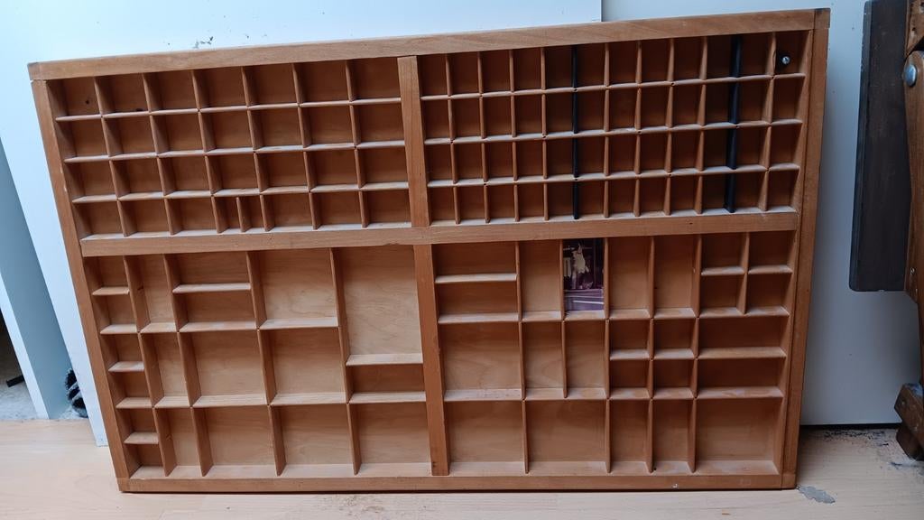 Letterkast met beeldjes en prullaria, Antiek en Kunst, Ophalen