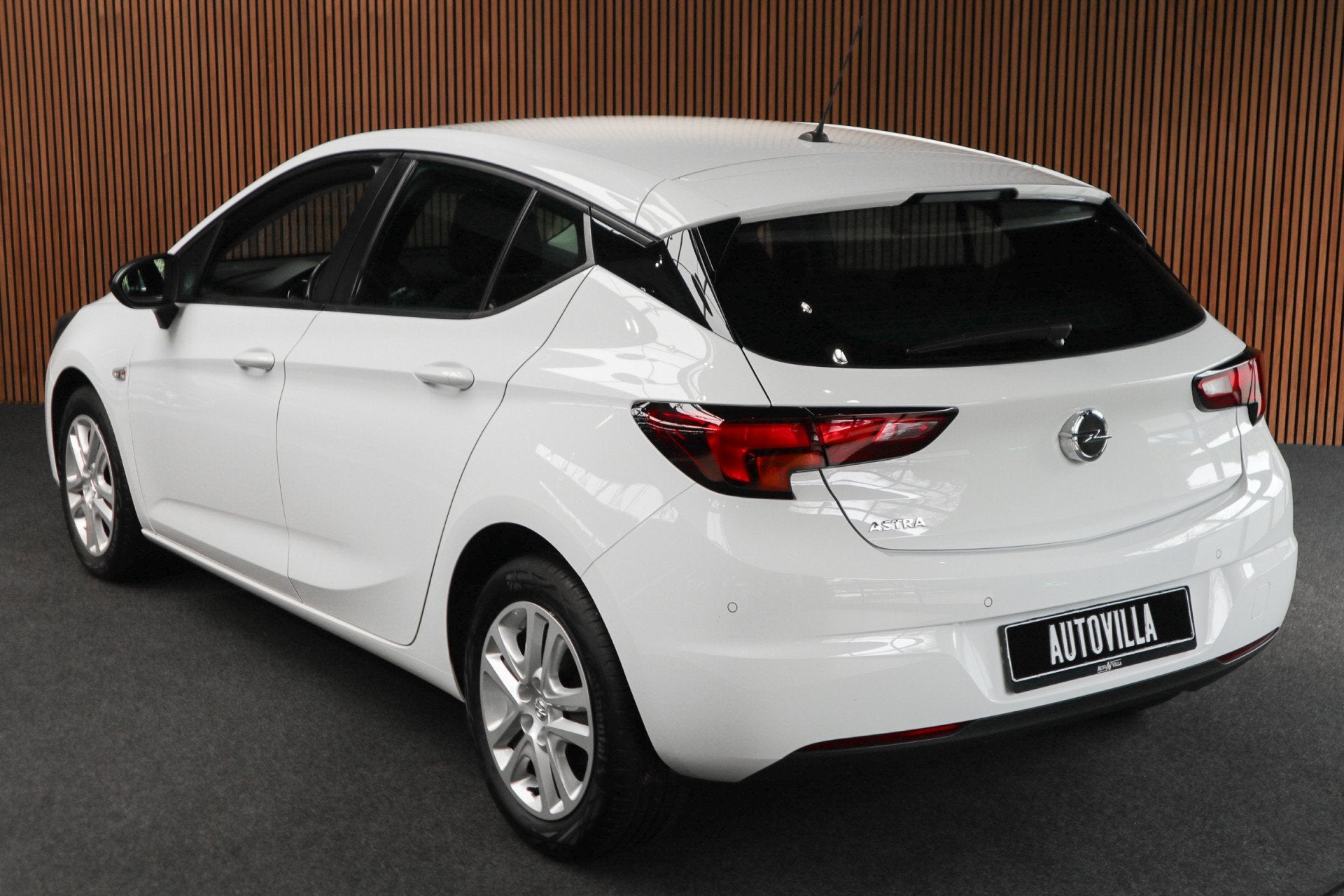 Opel Astra 1.2 T Navi Airco Stoel & stuurverwarming Carplay, Voorwielaandrijving, Dealer onderhouden, Gebruikt, Zwart