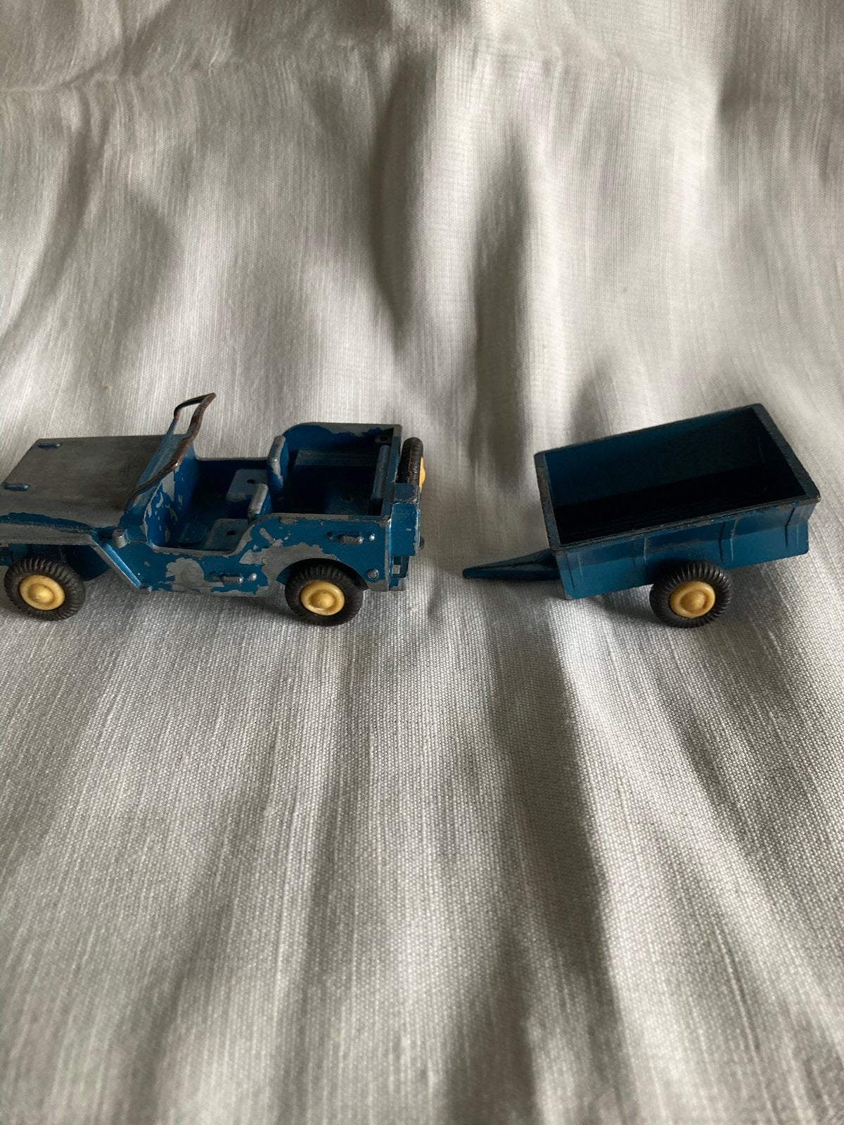 GAMA 904-5-6 WILLYS MILITARY JEEP met trailer, Hobby en Vrije tijd, Ophalen of Verzenden