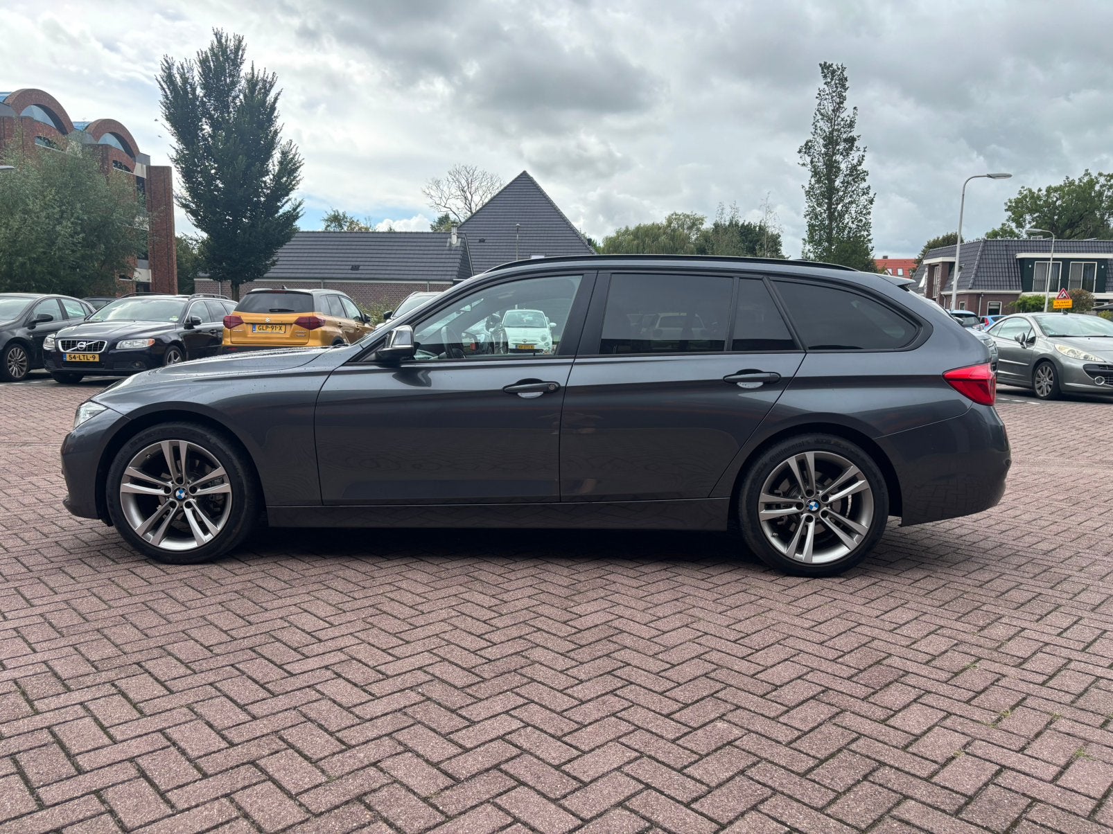 BMW 3-Serie 320i 184pk Aut 2018 Grijs, Auto's, 183 pk, 1998 cc, 1800 kg, Origineel Nederlands