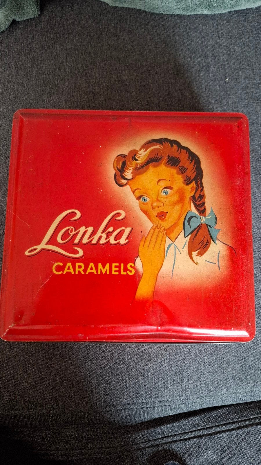 Vintage Lonka Caramels blik - Rood, 23,5x23,5x8 cm, Verzamelen, Ophalen of Verzenden, Gebruikt, Overige, Overige merken